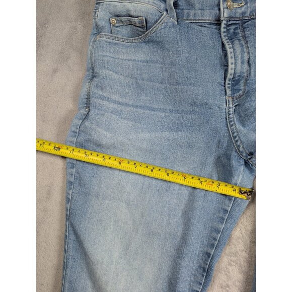 NYDJ Dayla Jeans Womens Size 12 Light Wash Wide Cuff Capri Lift Tuck Technology - Picture 8 of 8